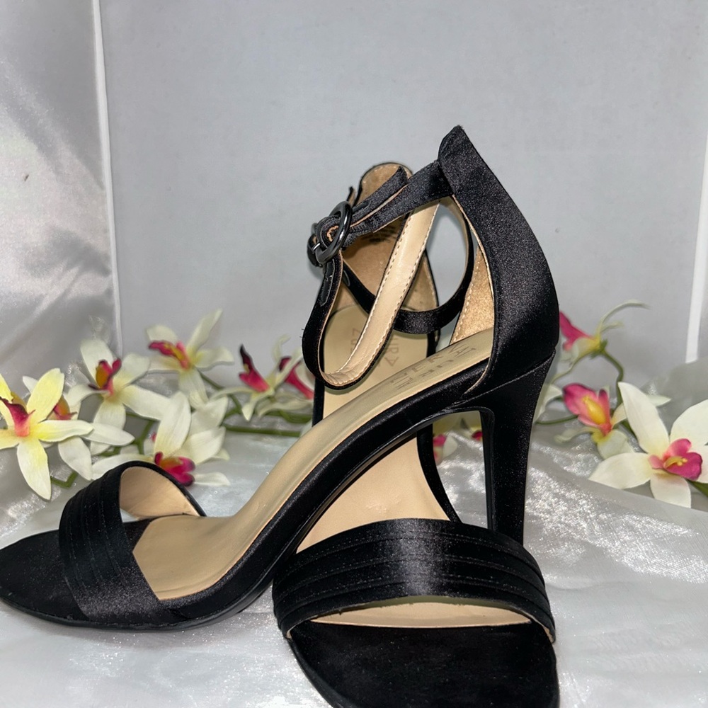 Sassy Naturalizer Black Satin Heels